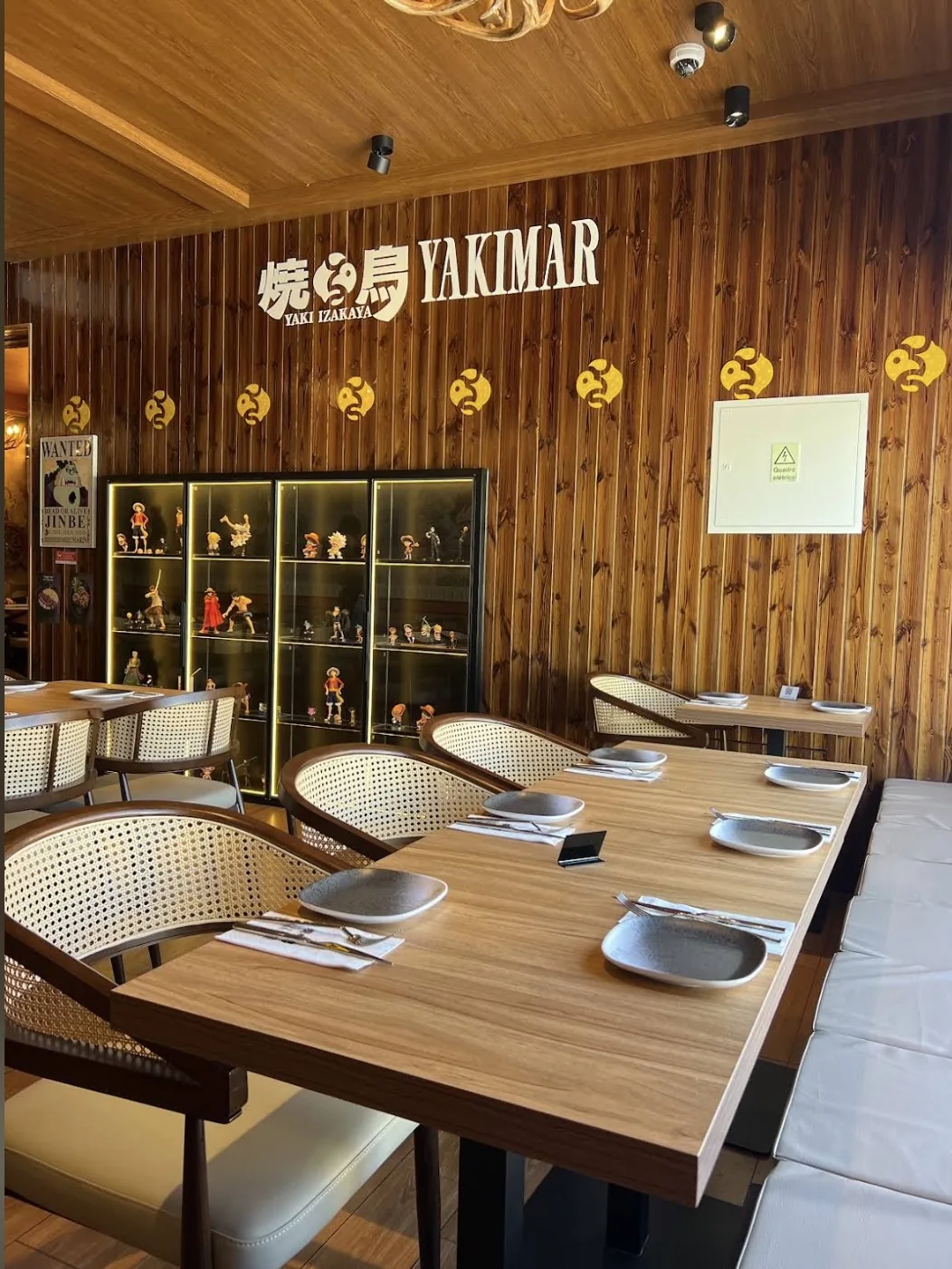Parede de marca no Yakimar Izakaya